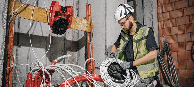 Ventilador para lugares de trabajo a batería KCF 4-22 Potente ventilador para el lugar de trabajo con una batería que dura todo el día, cabezal giratorio y ganchos para colgar para enfriar y ventilar las áreas de trabajo (plataforma de batería Nuron) Aplicaciones 1